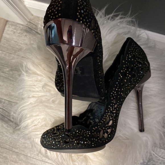 BCBG Maxazria black heels - Picture 3 of 3